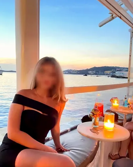 Amira, 28